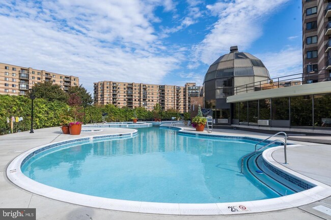 Foto del edificio - 8370 Greensboro Dr