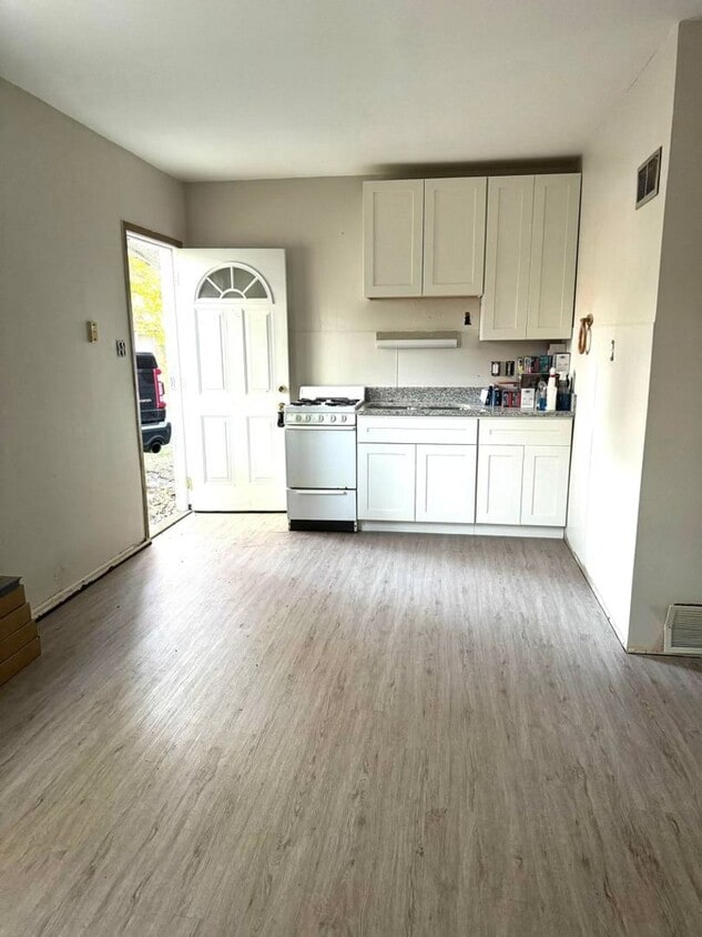 Primary Photo - 1 bedroom/1 bathroom downstairs apartment