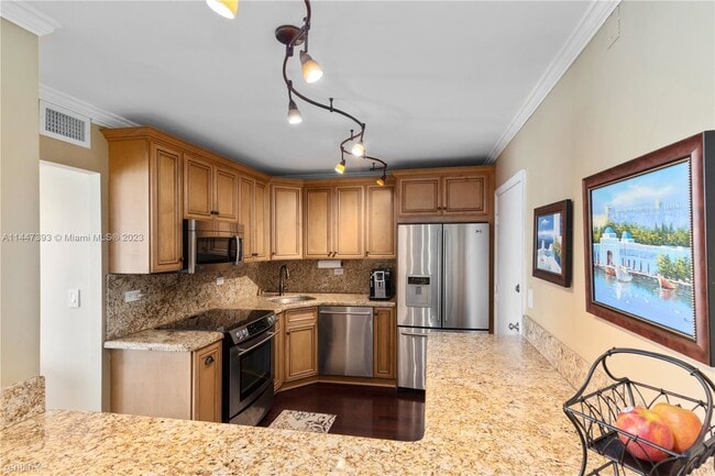 Building Photo - 2 br, 2 bath Condo - 5555 Collins Ave