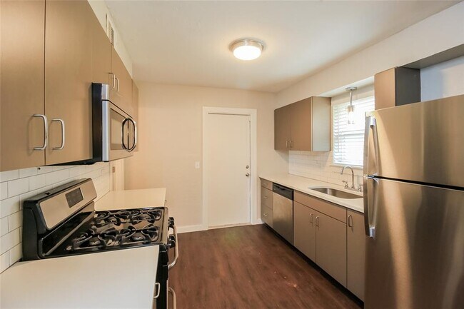 Building Photo - 1828 Sunrise Dr