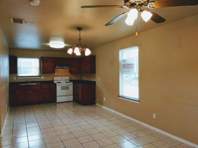 Building Photo - Convenient & Low-Maintenance Living Near St. Mary’s University!