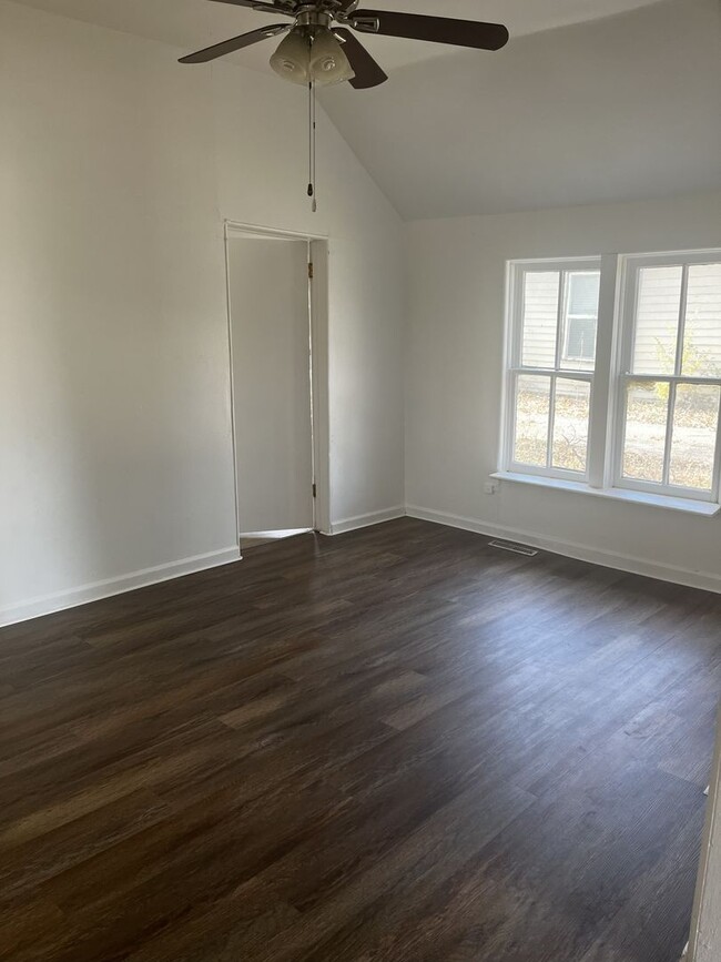 Building Photo - Charming 2-Bedroom Home with Expansive Bac...