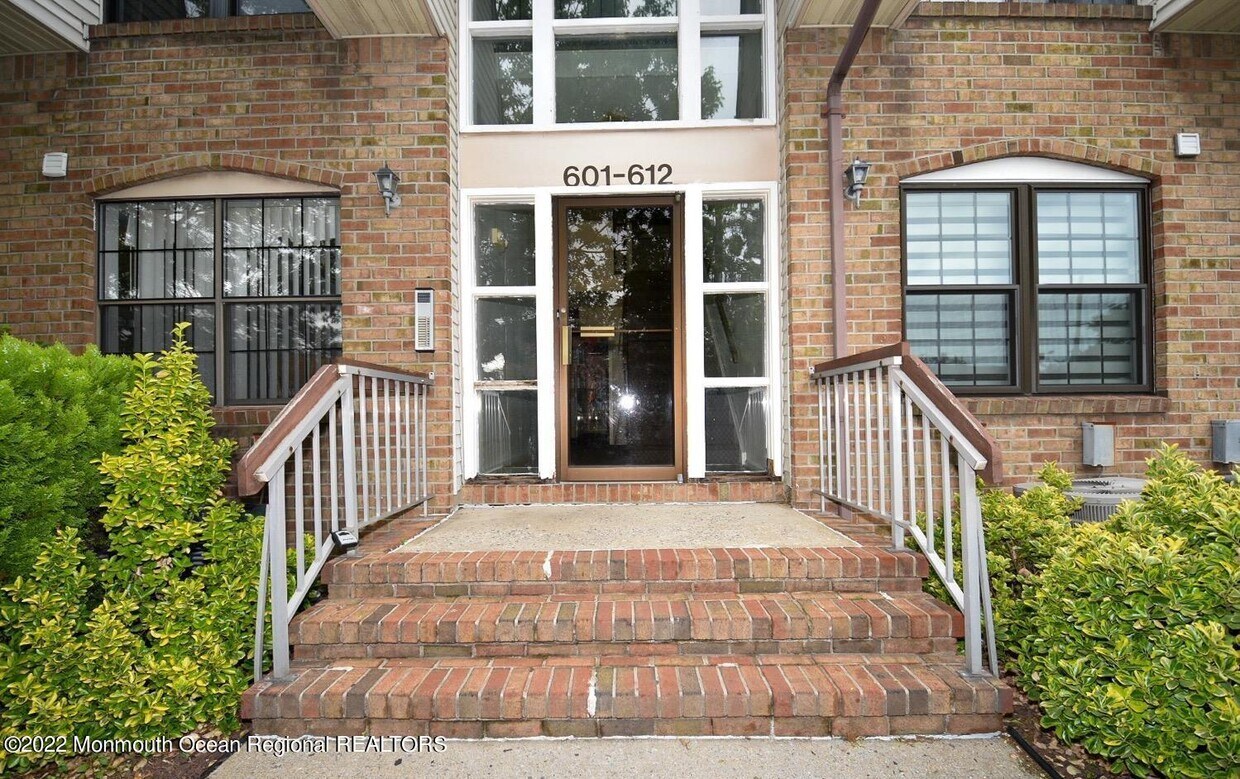 611 Hidden Village Dr Unit 611, Perth Amboy, NJ 08861 Condo for Rent