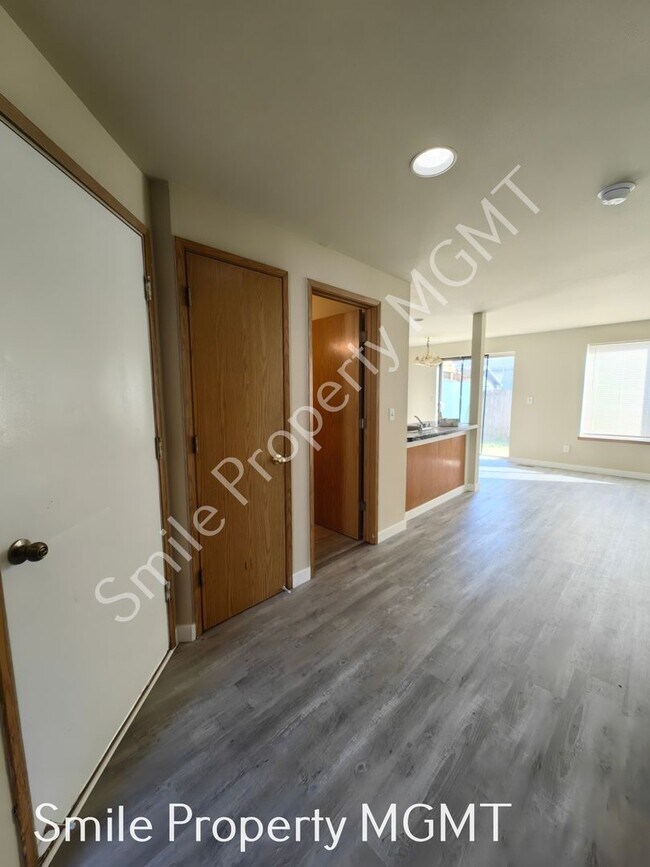 Foto del edificio - Recently updated New LVP Flooring, New Interior Painting, New Refrigerator.