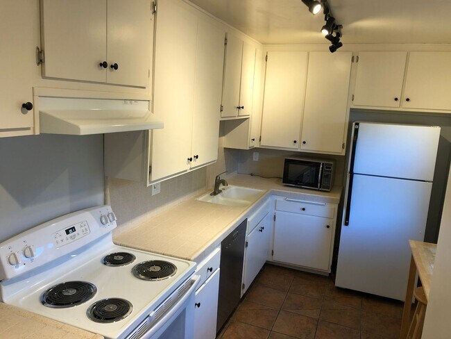 Building Photo - Charming sunny 1 bdrm w/hardwood in Playa Del Rey