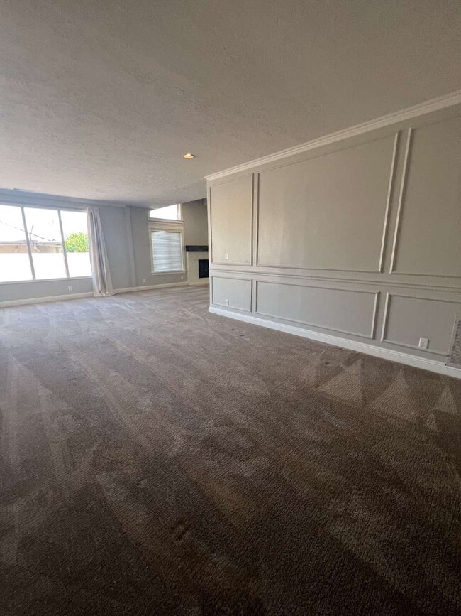 Building Photo - "Spacious 4-Bed Oasis with 3.5 Baths in Charming St. George!"