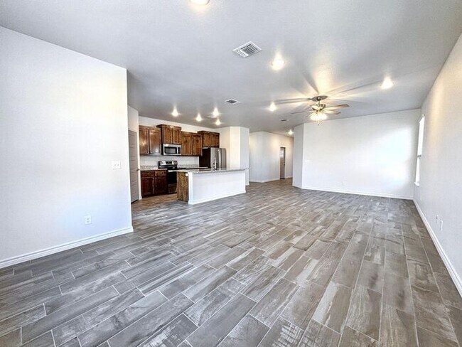 Building Photo - 722 Freedom Cir