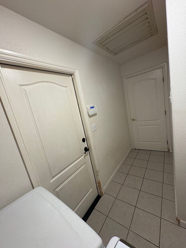 Building Photo - Southeast Visalia Home Rent Ready!