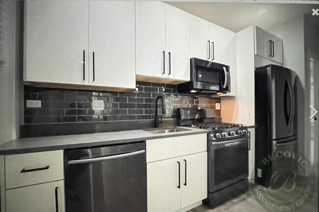 Building Photo - 1060 W Glenlake Ave