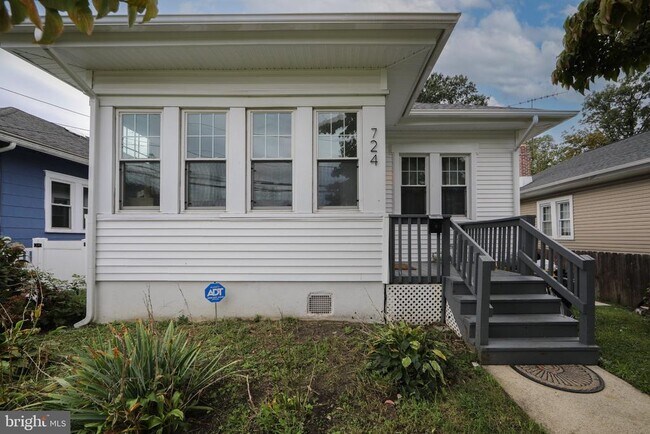 Building Photo - 724 Willitts Ave