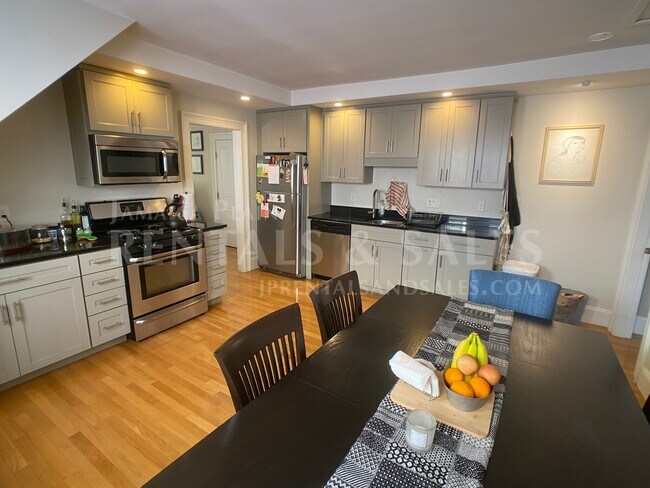 Building Photo - 30 Sheridan St