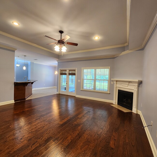 Building Photo - 261 Willow Lake Dr