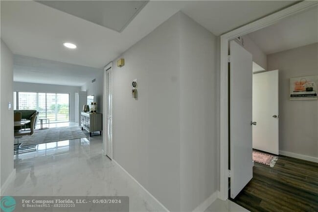 Building Photo - 2751 N Palm Aire Dr