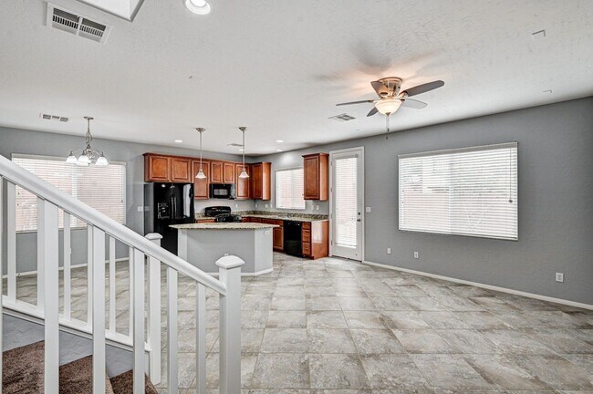 Foto del edificio - BEAUTIFUL GATED 2 Story, 3 Bedroom Home in...