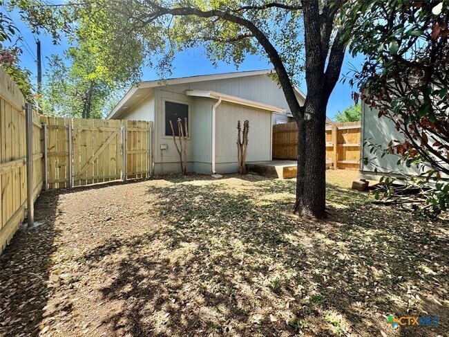 Foto del edificio - 2110 Blue Meadow Dr