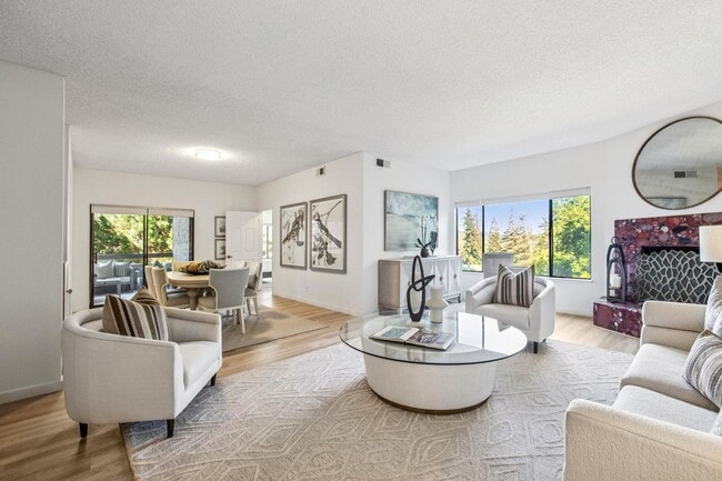 Building Photo - Elegant 2BR Condo with Golf Course Views i...