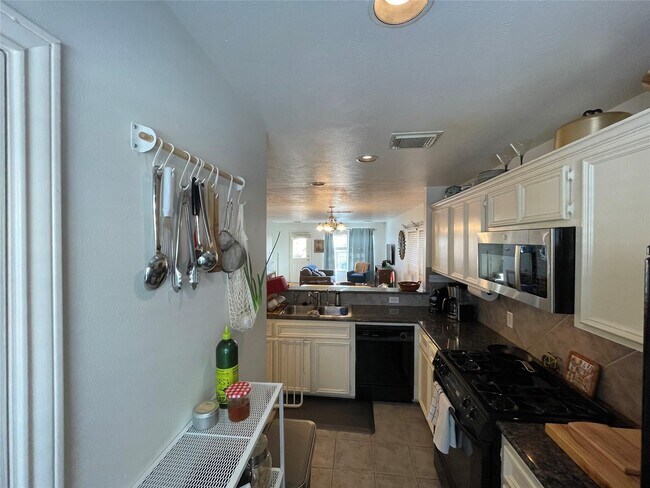 Foto del edificio - 718 Redwing Park Dr