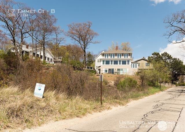 Building Photo - Updated 2 bedroom with Lake Michigan views