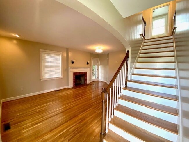 Building Photo - JUST REDUCED!!  Gorgeous 3 Bedroom Renovat...