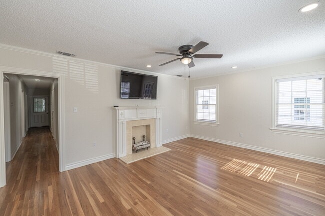 Foto del edificio - Pre-Lease! Spacious Home with Modern Upgrades Near Texas Tech.