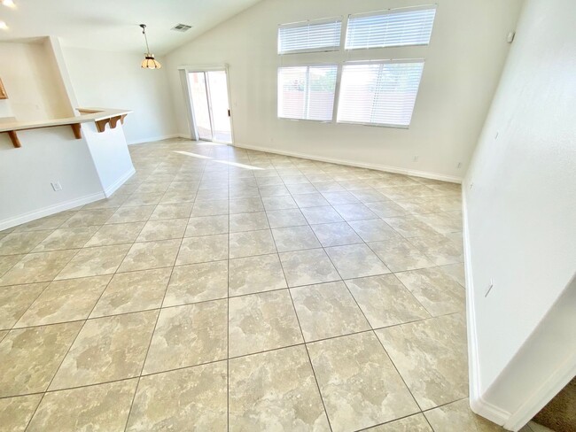 Building Photo - ADORABLE SINGLE-FAMILY HOME! 3 BEDROOM / 2...