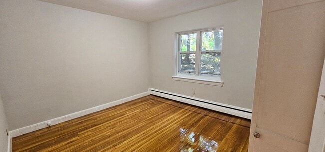Building Photo - Spacious, Bright 2-Bed with Heat and Hot W...