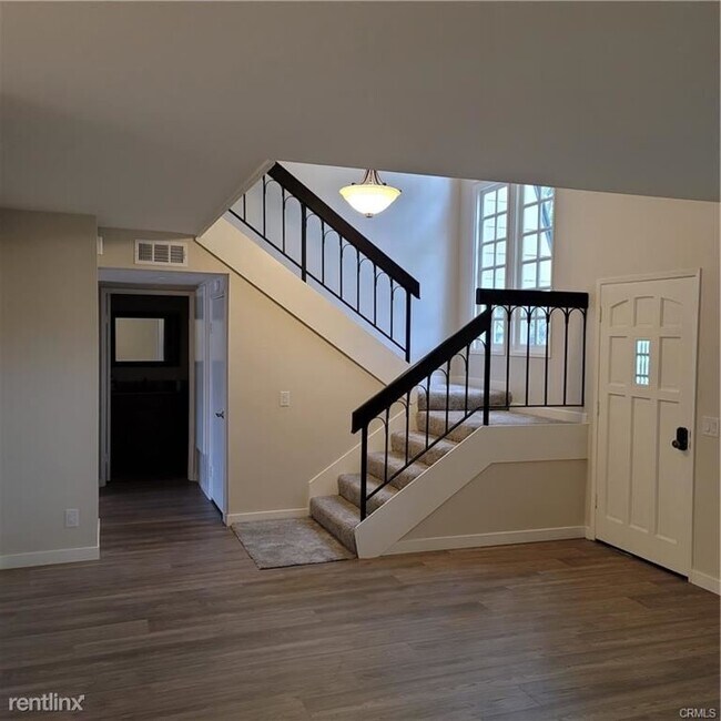 Foto del edificio - 3 br, 2.5 bath House - 9 E Yale Loop # 32