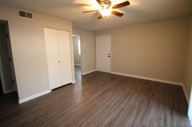 Foto del edificio - 1635 Cedarview Ct