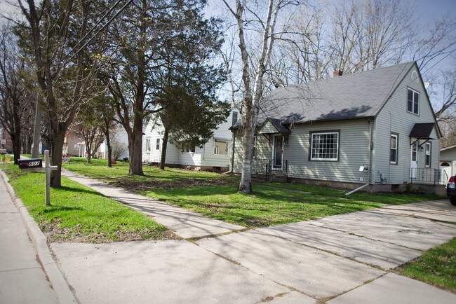 Building Photo - 807 Adler Rd