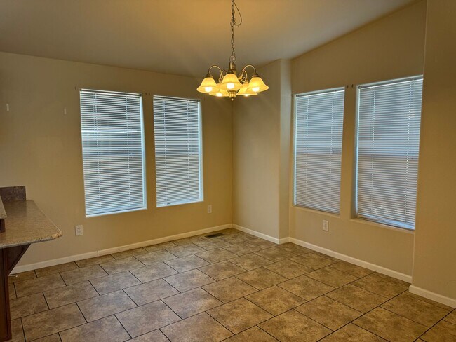 Foto del edificio - FULL TIME RENTAL 2BD/2BA WITH BONUS ROOM i...