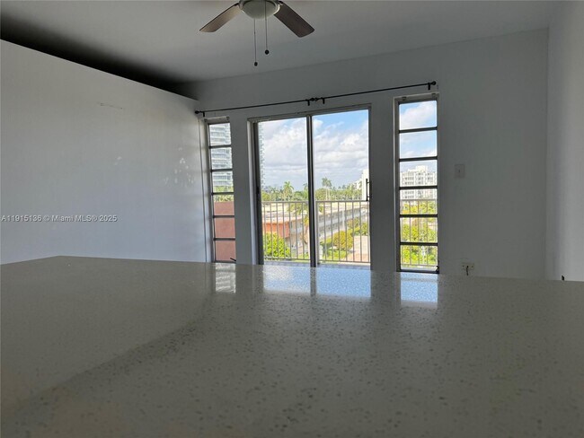 Foto del edificio - 2200 E Hallandale Beach Blvd