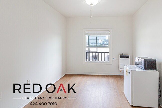 Foto del edificio - Welcoming Bachelor with In-Unit Storage, K...
