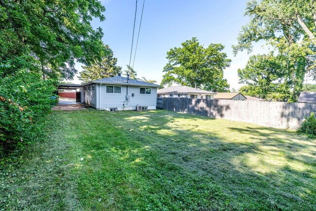 Foto del edificio - 212 Lakeside Dr