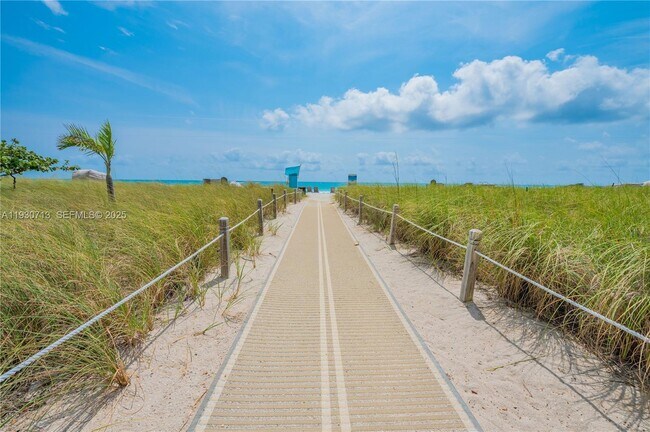 Foto del edificio - 9801 Collins Ave