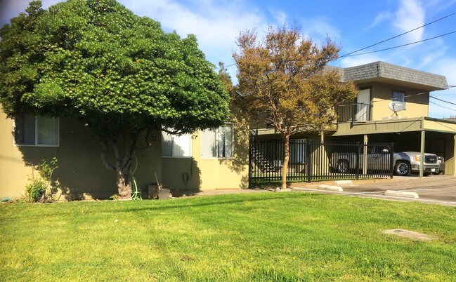 Building Photo - Kenwood Apartments