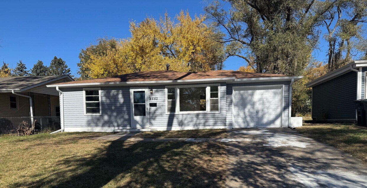 Foto principal - Cozy 2-bed with yard on quiet street