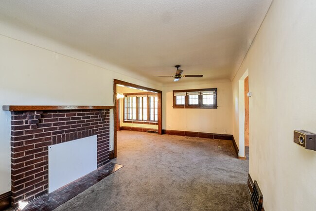 Building Photo - Quick-Move Special! Half Off Rent!