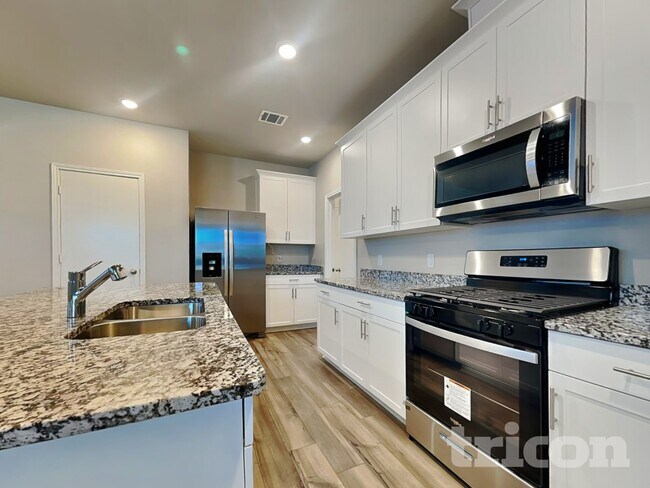 Building Photo - 5124 Saddle Clb Dr