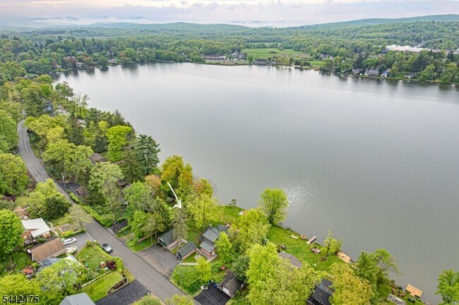 Building Photo - 121 Bearfort Rd