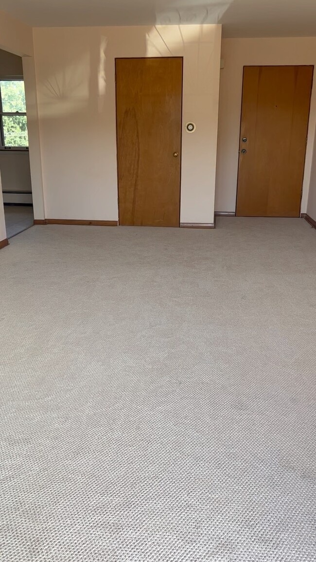 LivingRoom&Entrance to dinett - 7273 W Thorndale Ave
