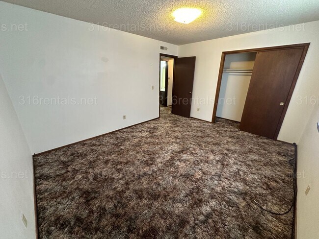 Foto del edificio - $750 - 2 bed 1 bath - Second floor Apartment