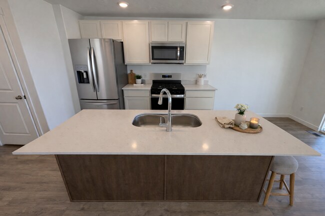 Foto del edificio - NEW TOWNHOME READY TO MOVE IN!