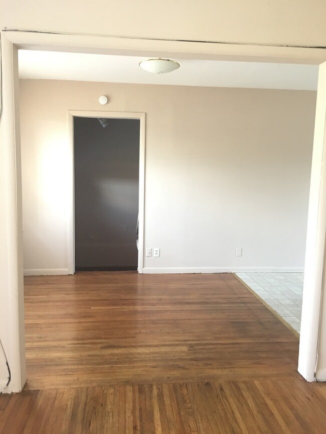 Building Photo - 3 bedroom + Bonus room/Bedroom and 1 bath ...