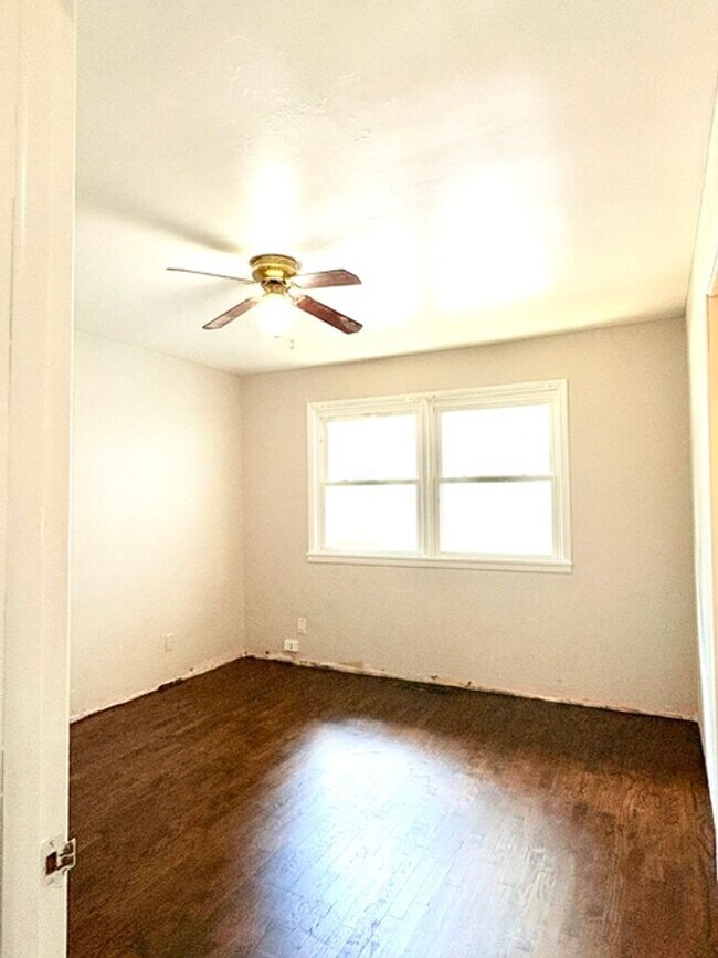Building Photo - 521 S Oak Grove Ave