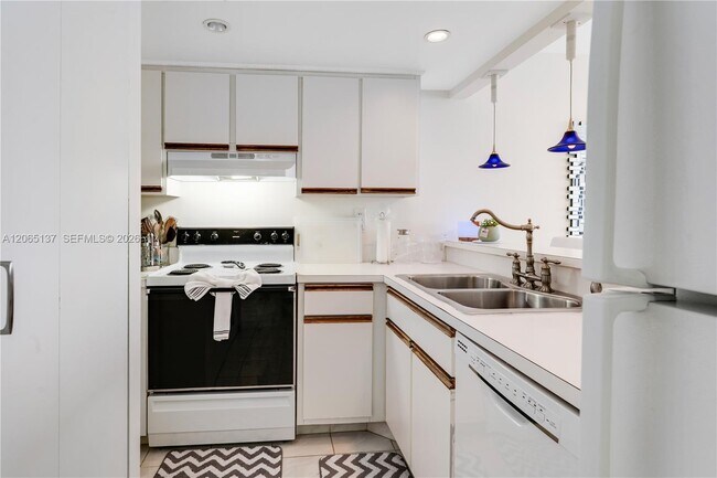 Building Photo - 540 Brickell Key Dr