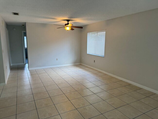 Building Photo - Longwood 2 Bedroom with Carport