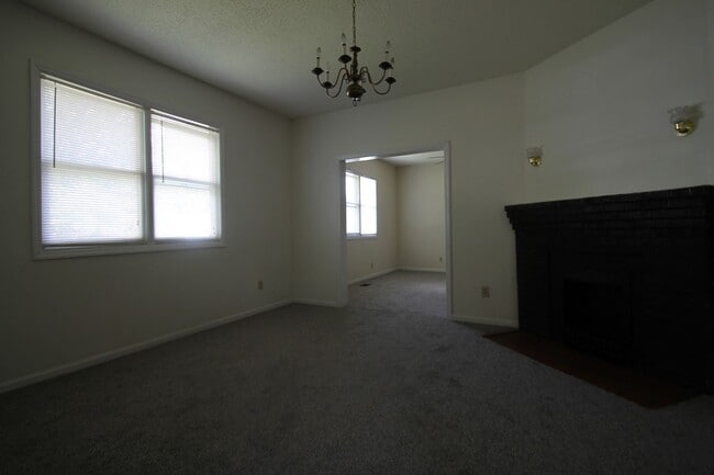 Building Photo - 556 Flint St