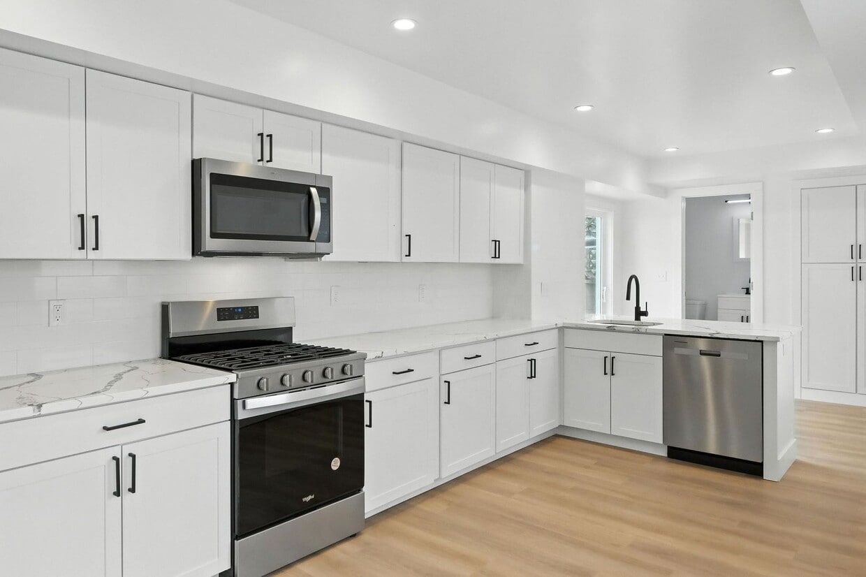 Primary Photo - Downtown Sharpsburg New Remodel - 3 Bed, 2...