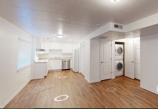 Building Photo - 9929 N Mulberry Dr