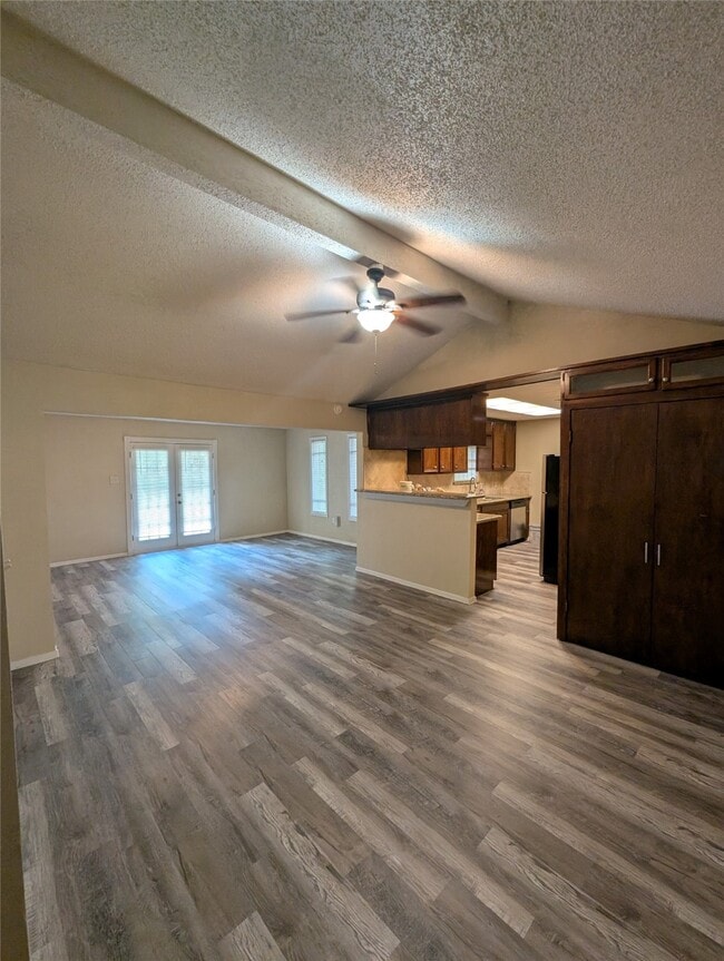 Foto del edificio - 5203 Heathercrest Dr